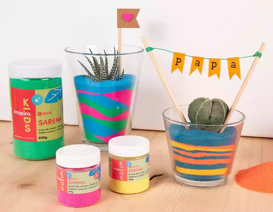 Arena de colores Bote 100gms. Sumérgete en el mundo de la arena de colores. Crea arte vibrante y texturizado sin pinceles, ideal para todos. ¡Despierta tu creatividad ahora!